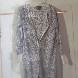 Grey cheetah pattern
